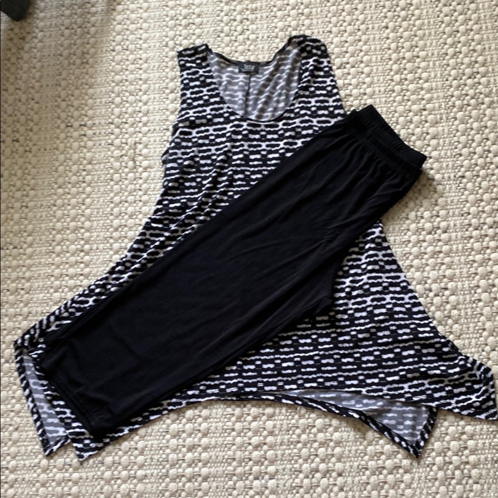 4/$15 Black and White Patterned Sleeveless Tunic Top with Black Pants